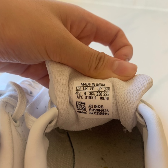 Gold Stan Smith Shoes - Picture 4 of 4